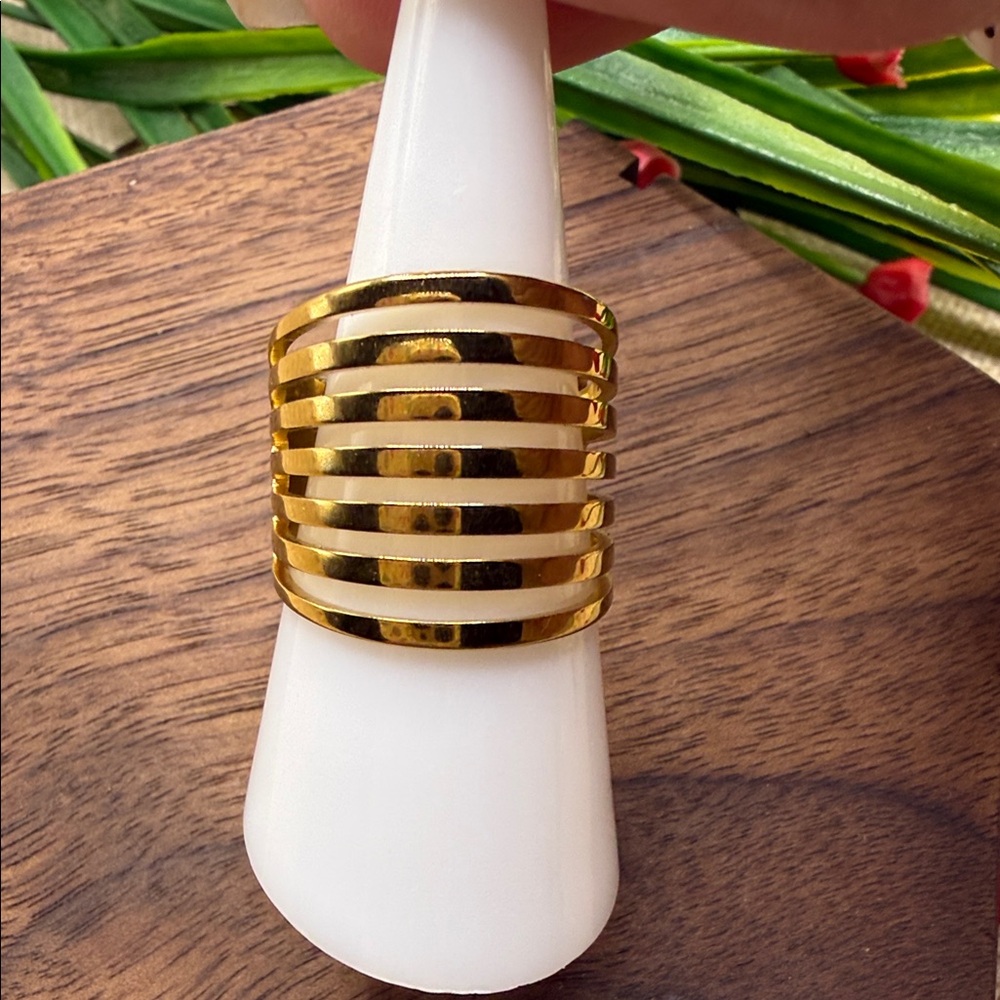 8.5 Elegant Gold-Tone Women's Ring steel